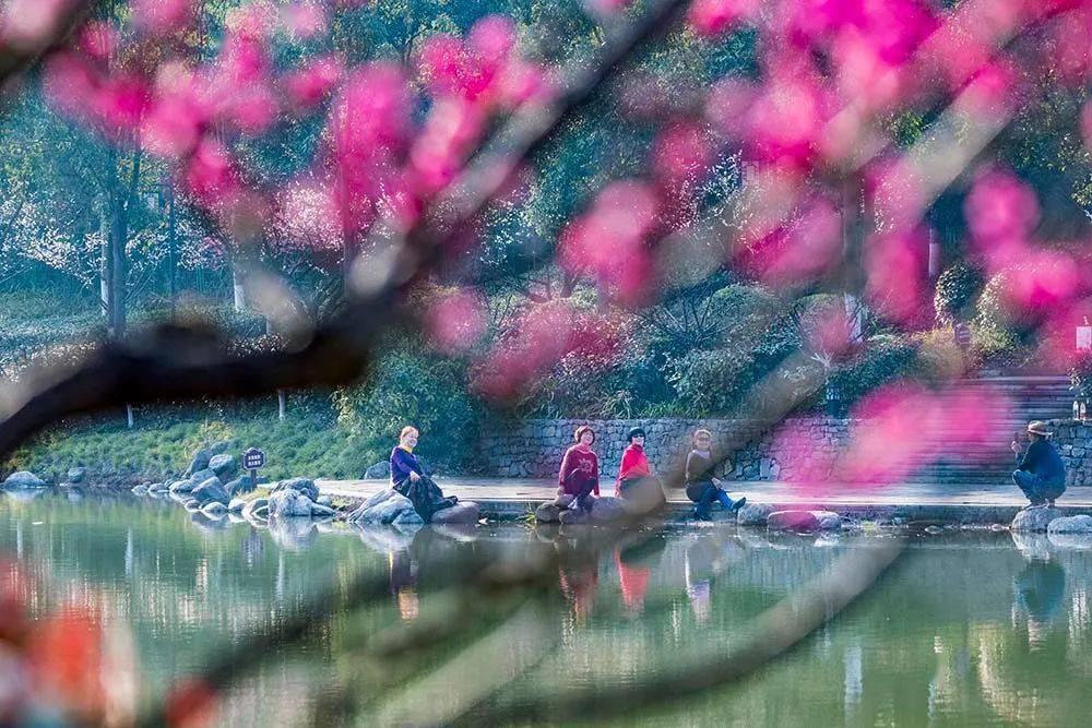 时尚芭比做美甲